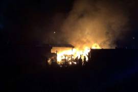 Bomberos de Monclova y Frontera trabajaron durante más de dos horas para contener el incendio y evitar una tragedia mayor.