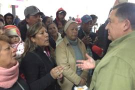 Le hacen bola a Isidro López en acto público en Saltillo; ¡Isidro no cumplió! gritan