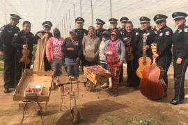 Policía Federal lleva serenata a jornaleros en Baja California