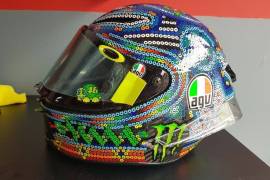 Presume piloto italiano arte huichol en la Moto GP