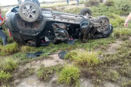 La camioneta Nissan Datsun terminó con severos daños luego de salir de la carpeta asfáltica y volcar.