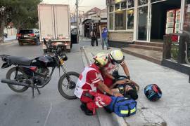 Paramédicos de la Cruz Roja atendieron al joven motociclista en el lugar del incidente.