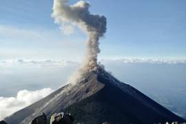 El monte ‘Marapi’ en Indonesia se mantiene en en erupción de ceniza y Japón se prepara para posible golpe de tsunami.