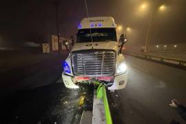 El tráiler quedó atrapado en el camellón tras el choque contra la base del puente vehicular.