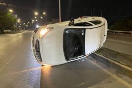 El vehículo Dodge Attitude terminó volcado sobre su costado izquierdo tras impactarse contra el camellón central en el bulevar Miguel Ramos Arizpe, luego de un presunto exceso de velocidad y consumo de alcohol por parte del conductor.