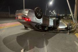 Vehículo Honda volcado tras impacto contra luminaria en Ramos Arizpe.