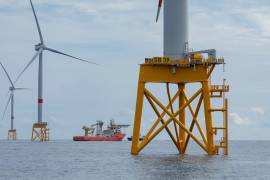 La decisión, que revoca los arriendos concedidos por el Gobierno de Joe Biden (2021-2025), deja en el aire inversiones de miles de millones de dólares y el futuro de este tipo de energía en la costa este. FOTO: