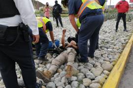 Un vehículo que venía por el carril de baja velocidad se unió al de mayor rapidez sin tomar su precaución