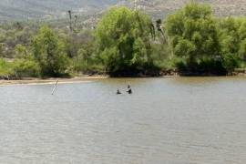 Las autoridades acudieron hasta la presa ubicada en el kilómetro 26 de la antigua carretera Saltillo-Monclova, donde localizaron a los visitantes dentro del agua pese a los señalamientos de advertencia colocados en el lugar.
