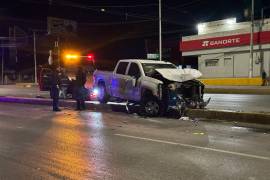 La Chevrolet Silverado del joven conductor sufrió severos daños luego de subirse al camellón y chocar contra la luminaria.