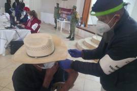 Vacunan contra el COVID-19 a 200 adultos mayores de Candela, Coahuila