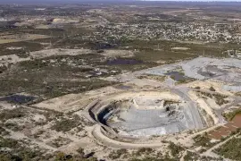 El enorme tajo mide 64 metros de profundidad; fue hecho para permitir el rescate de 10 mineros atrapados.