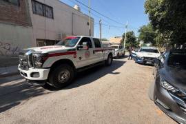 Elementos de Protección Civil de Torreón, en coordinación con bomberos, acudieron al domicilio donde una joven se lanzó desde un segundo piso, brindando atención inmediata y asegurando la zona para facilitar su traslado seguro a un centro médico.