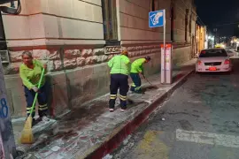 Las labores buscan retirar la suciedad acumulada y mejorar las condiciones de las zonas peatonales para habitantes y visitantes.