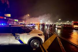 Agentes de policía en el lugar donde un avión se estrelló en la noche del viernes en las inmediaciones del centro comercial Roosevelt en la Avenida Cottman en Filadelfia, Estados Unidos.