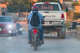 Las autoridades de Sabinas, Coahuila, verifican que los conductores utilicen casco y cumplan los requisitos para circular.