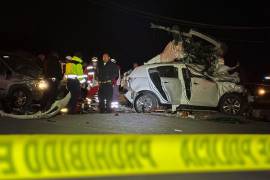 Reacción. La zona fue acordonada por agentes de Tránsito Municipal, en la foto se ve la Voyager atrás y el compacto sobre la Kia Sportage que conducía la maestra.