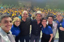El empresario saltillense Roberto Garza departió con algunos de los vendedores de Pepsico México durante un evento realizado en días pasados.