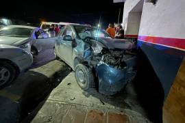Uno de los vehículos afectados terminó impactado contra la fachada tras el primer golpe