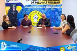 Autoridades del ITPN y representantes de Librería Historias de Bolsillo formalizaron el convenio de colaboración en Piedras Negras, Coahuila.