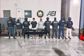 Fuerza Civil y policías municipales capturaron a dos hombres de 27 y 40 años; les aseguraron armas largas, cartuchos, básculas, celulares y efectivo