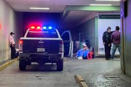 Paramédicos del GRUM atendieron al pepenador tras el impacto y lo trasladaron de urgencia a la Clínica 7.