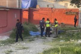 Elementos de la SEMEFO realizaron el levantamiento del cuerpo.