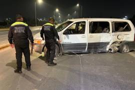 La camioneta Pontiac Montana terminó con severos daños tras brincar el camellón central e impactarse contra una luminaria sobre la prolongación Nazario Ortiz Garza, luego de que la conductora perdiera el control.