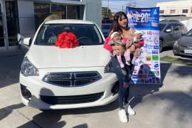 Con sus bebés en brazos, Jennifer Alejandra Guía recibió el auto que ganó.