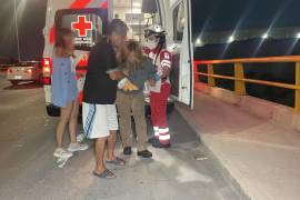 Una pareja resultó lesionada luego de que la motocicleta en la que viajaban impactara un montículo de tierra colocado por trabajos de obra sobre el bulevar Nazario S. Ortiz Garza, durante la noche de este jueves.