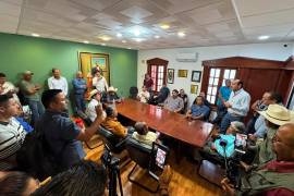 Representantes de comunidades rurales y autoridades municipales participaron en la reunión para revisar el reparto del agua en Parras, Coahuila.