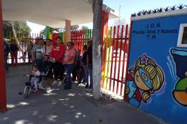 Grupo de madres reunidas en el kinder para discutir acciones legales.