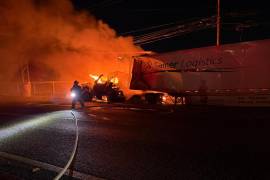 Elementos de Protección Civil atendieron el incendio de un tráiler en la Carretera a Laredo, donde la cabina del vehículo fue consumida por el fuego sin que se reportaran lesionados