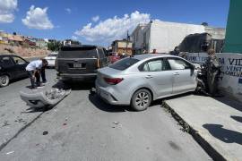 La fuerza de la colisión provocó un efecto en cadena que alcanzó a otros dos automóviles, dejando daños materiales en cuatro unidades y en una barda perimetral.