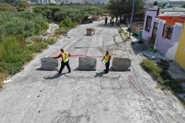 Barreras de concreto fueron instaladas para impedir el paso vehicular en la calle Uxmal.