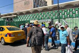 Monclova: protestan por atención médica y terminan agredidos por guardias de la Clínica 7 del IMSS