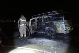 La Chevrolet Colorado quedó prácticamente calcinada tras incendiarse sobre la carretera federal 30.