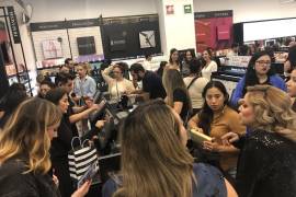 En las tiendas Sephora se pueden hallar marcas reconocidas como Givenchy, Dior y otras, lo que atrajo a decenas de mujeres y hombres.