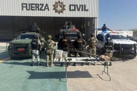 Una camioneta abandonada que en su interior tenía un arsenal y drogas fue localizada por elementos de la Defensa, Guardia Nacional y Fuerza Civil en Cadereyta, Nuevo León.