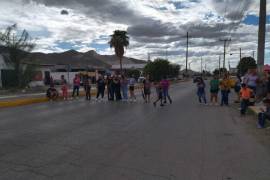 Familiares y vecinos de la víctima bloquearon una calle en Torreón para exigir justicia por su asesinato.