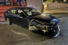 El Mazda 3 azul quedó destrozado tras estrellarse contra el cordón cuneta y un teléfono público en el bulevar Francisco Coss.