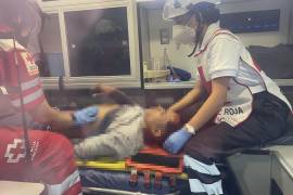 Paramédicos de la Cruz Roja acudieron al área conocida como El Sabinal para brindar atención al menor, quien presentaba dolor en el pecho, molestias en las piernas y otros síntomas tras el impacto del rayo.