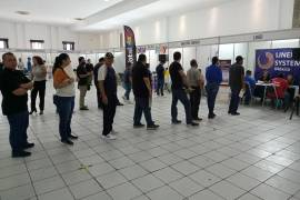 Decenas de personas asistieron a la Feria del Empleo en Piedras Negras, donde se ofertaron 600 vacantes para diferentes puestos.