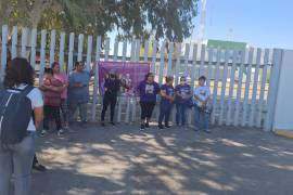 Integrantes del colectivo protestaron con pancartas frente a Pronnif en Torreón.