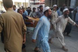La policía informó que el ataque iba dirigido contra el partido religioso Jamiat Ulema-e-Islam, que celebró una asamblea en la ciudad de Jar