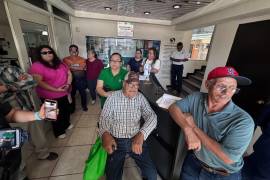 Molestos por los fétidos olores, vecinos acudieron a las oficinas de Simas a exigir solución a la problemática.