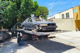 Autoridades municipales mantienen recorridos para detectar y retirar vehículos abandonados de las calles de Torreón.