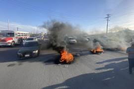 En la toma de la carretera, se quemaron neumáticos y protestaron trabajadores con pancartas.