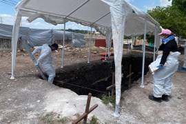 Un equipo multidisciplinario de 18 científicos forenses y sociales trabajan en las cuadrillas de excavación, cernido y revisión de sedimentos retirados del área de intervención. FOTO: