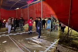 Personal de Protección Civil y Bomberos atendió la emergencia tras el colapso de una sección de las gradas durante la función del Circo Estrella.